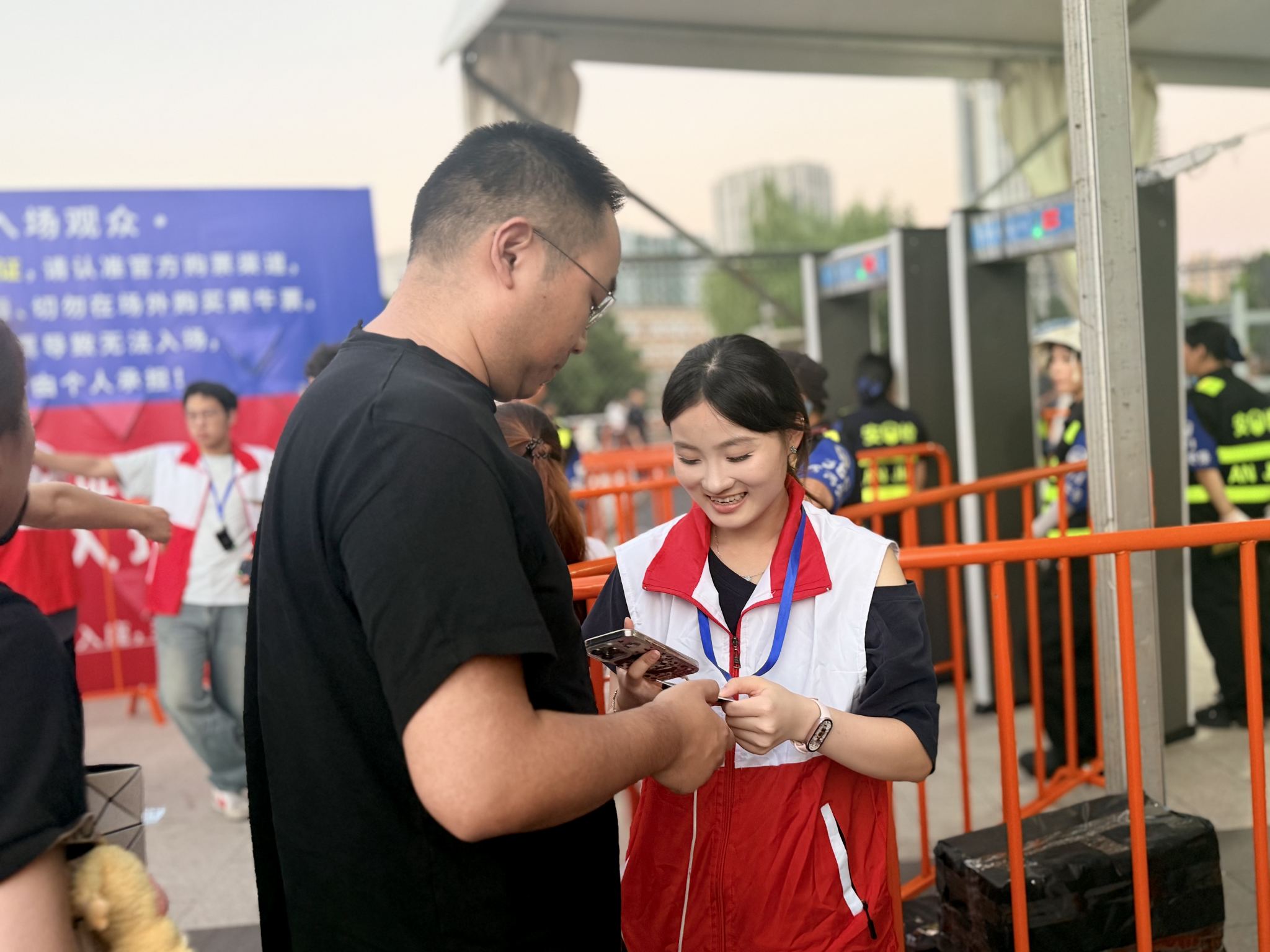 我校40名师生志愿者护航中冠联赛